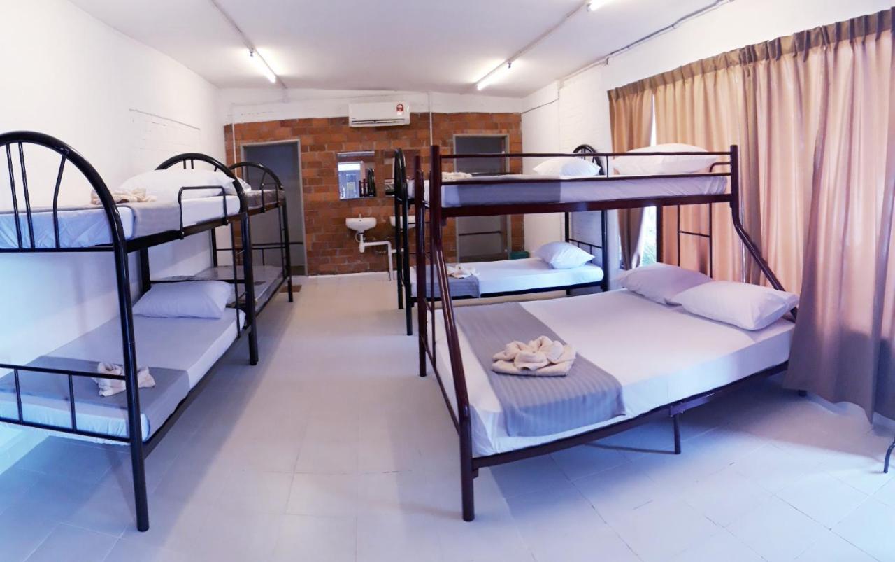 Padang Mat Sirat Dorm Masterホステル エクステリア 写真